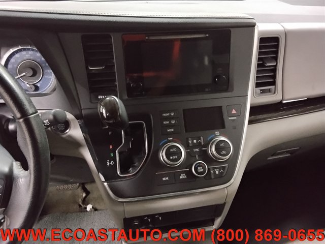 Used 2015 Toyota Sienna XLE w/ XLE Navigation Package FWD image 12