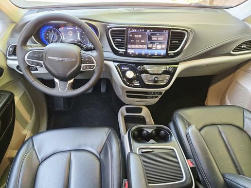 Used 2022 Chrysler Pacifica Touring-L AWD/4WD image 9