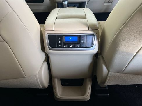 Used 2019 Toyota Highlander XLE AWD/4WD image 26