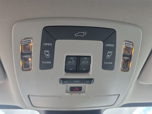 Used 2024 Toyota Sienna XLE FWD image 25