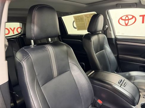 Used 2017 Toyota Highlander SE AWD/4WD image 12