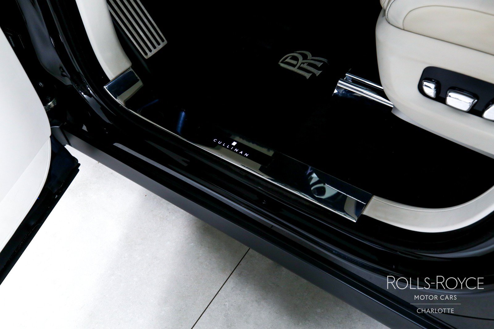 Used 2023 Rolls-Royce Cullinan w/ Cullinan Package AWD/4WD image 16