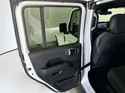 Used 2025 Jeep Wrangler Sahara image 23