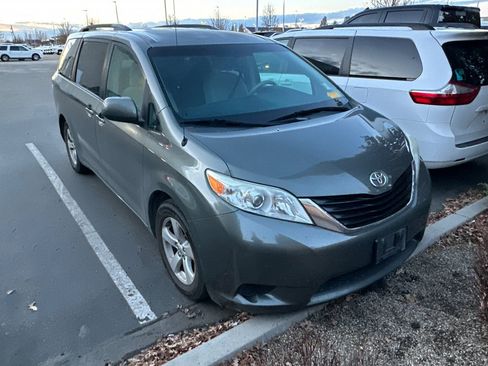 Used 2012 Toyota Sienna LE image 2