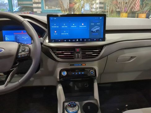 Used 2025 Ford Escape SE image 11