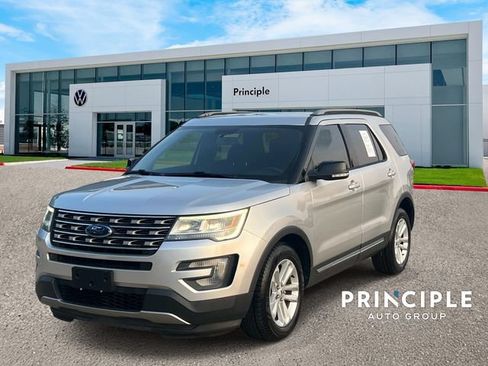 Used 2017 Ford Explorer XLT w/ Equipment Group 201A FWD image 1