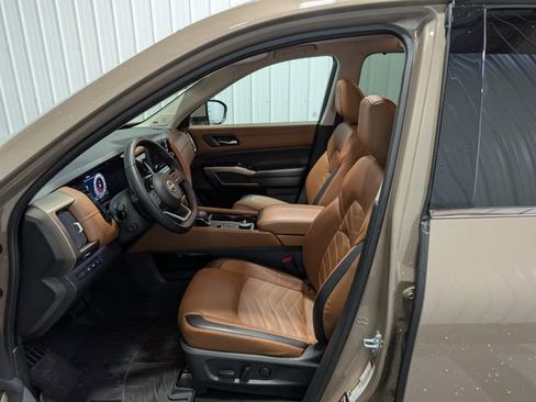 Used 2023 Nissan Pathfinder Platinum w/ Cargo Package AWD/4WD image 16