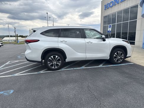 Used 2023 Toyota Highlander XLE AWD/4WD image 10