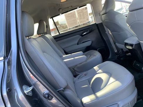 Used 2022 Toyota Highlander XLE image 12