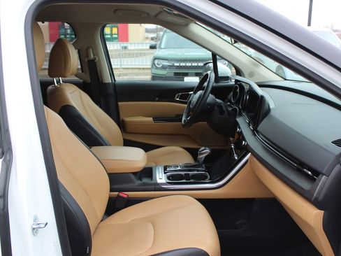 Used 2024 Kia Carnival EX image 13