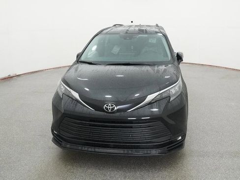 New 2026 Toyota Sienna XLE image 2