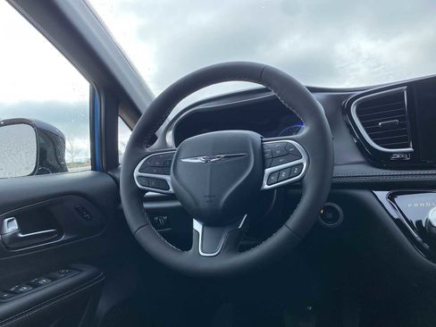 New 2026 Chrysler Pacifica Select AWD/4WD image 30