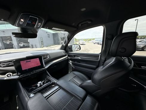Used 2024 Jeep Wagoneer L Series III w/ Flexible Seating Group AWD/4WD image 11