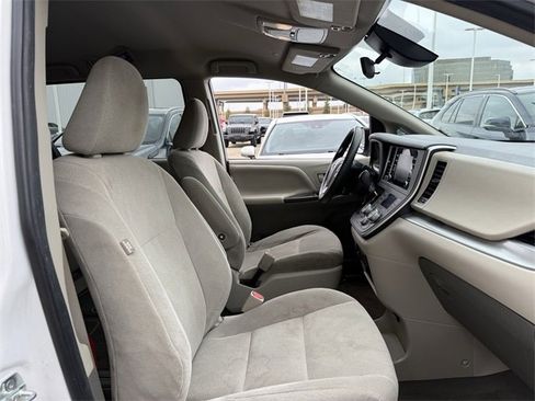 Used 2020 Toyota Sienna L image 25