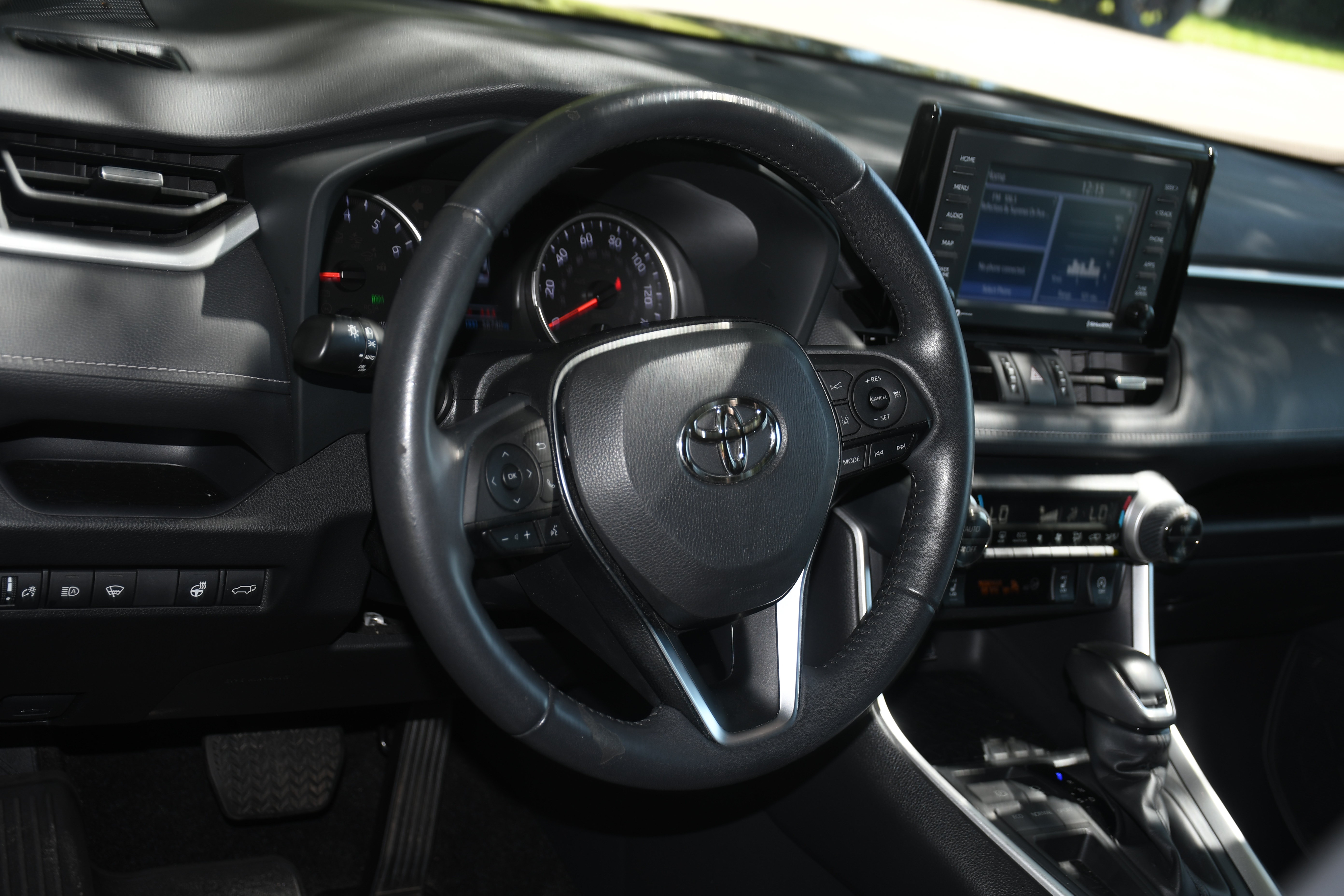 Used 2022 Toyota RAV4 XLE Premium FWD image 10