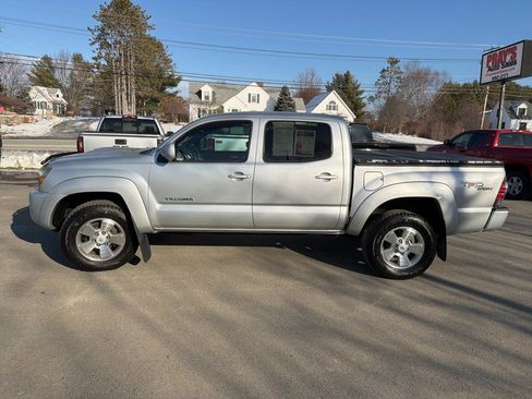 Used 2011 Toyota Tacoma 4WD Double V6 AT (Natl) w/ TRD Sport Pkg image 2