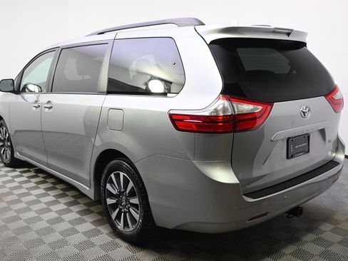 Used 2019 Toyota Sienna XLE image 3