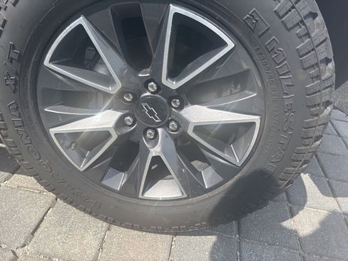 Used 2022 Chevrolet Suburban Z71 image 9