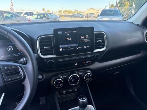 Used 2025 Hyundai Venue SEL image 17