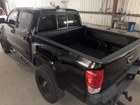 Used 2017 Toyota Tacoma SR5 image 2