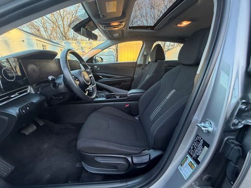 Used 2025 Hyundai Elantra SEL image 24