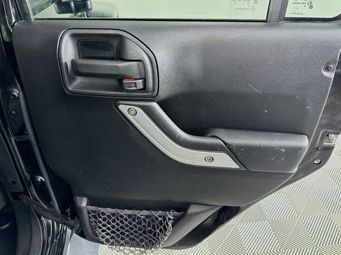 Used 2014 Jeep Wrangler Unlimited Sahara image 25