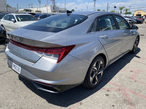 Used 2022 Hyundai Elantra SEL w/ Convenience + Premium Package FWD image 9