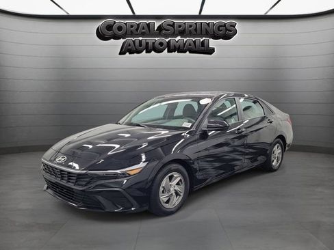 Used 2025 Hyundai Elantra SE FWD image 3