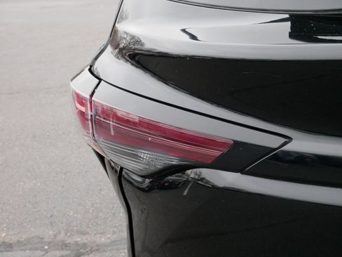 Used 2025 Toyota Sienna LE image 17