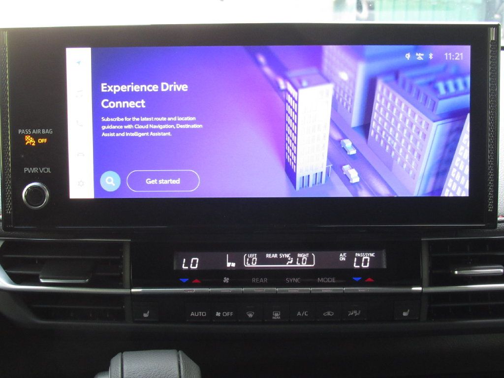 Used 2025 Toyota Sienna XSE AWD/4WD image 32