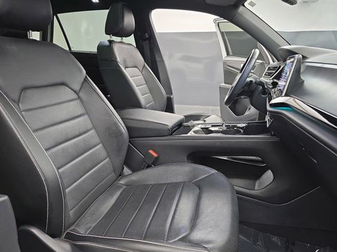 Used 2024 Volkswagen Atlas Cross Sport SEL R-Line AWD/4WD image 45