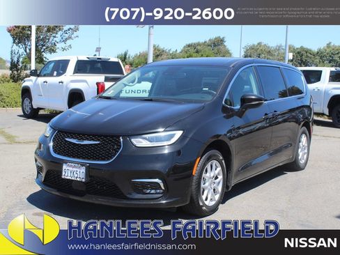 Used 2023 Chrysler Pacifica Touring-L FWD image 3