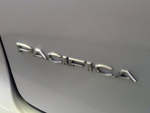 Used 2023 Chrysler Pacifica Touring-L FWD image 30