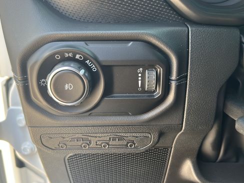 Used 2025 Jeep Wrangler Unlimited Rubicon w/ Convenience Group AWD/4WD image 13
