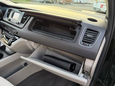 Used 2018 Kia Sedona L image 23