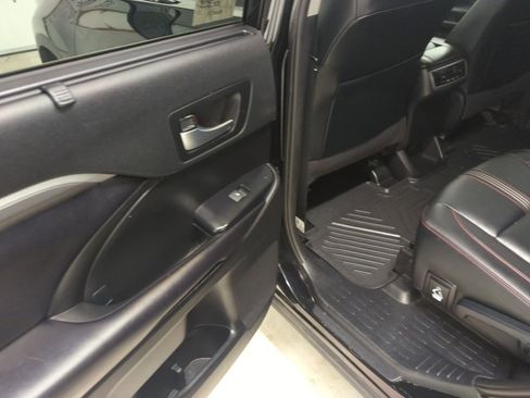 Used 2019 Toyota Highlander AWD V6 image 7