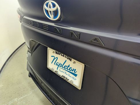 Used 2022 Toyota Sienna XSE AWD/4WD image 7