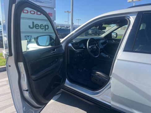 Used 2024 Jeep Grand Cherokee L Altitude image 15