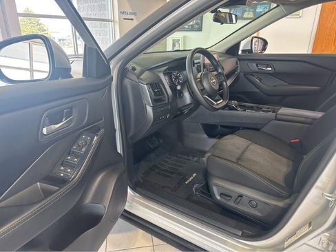 Used 2024 Nissan Rogue SV image 15