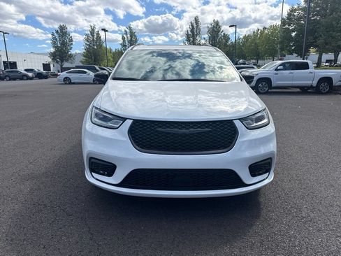 Used 2025 Chrysler Pacifica Limited FWD image 2