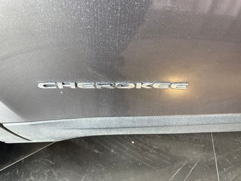 Used 2019 Jeep Cherokee Latitude Plus FWD image 9