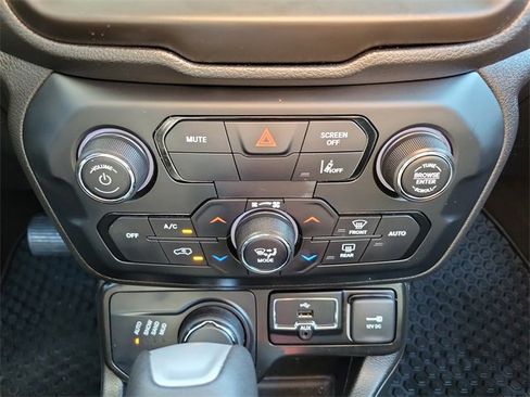 Used 2023 Jeep Renegade Altitude image 31