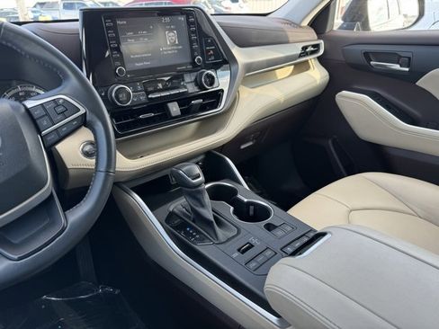 Certified 2022 Toyota Highlander XLE image 22