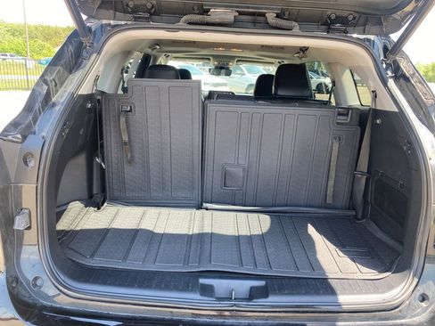 Used 2021 Toyota Highlander XLE AWD/4WD image 22