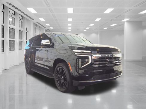 Used 2025 Chevrolet Suburban Premier RWD image 2