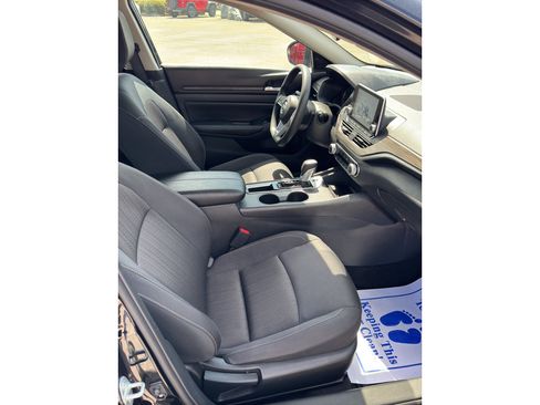 Used 2025 Nissan Altima 2.5 SV FWD image 17