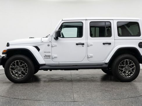 Used 2025 Jeep Wrangler Sahara image 9