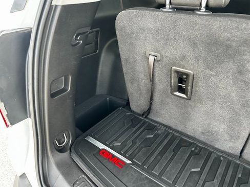 Used 2021 GMC Acadia SLE image 14