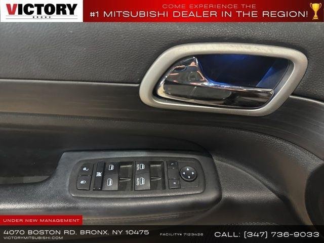 Used 2021 Jeep Grand Cherokee Laredo AWD/4WD image 31