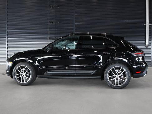 Certified 2025 Porsche Macan image 2